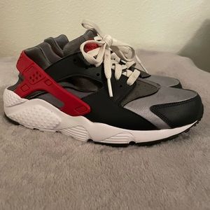 Nike huaraches- 4Y